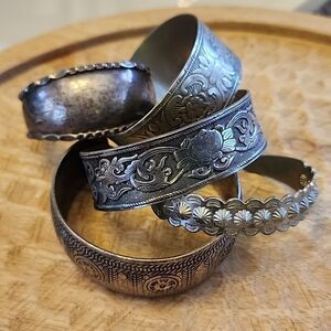 Vintage Set of 5 Intricately Detailed Silver tone Tarnish Bangles